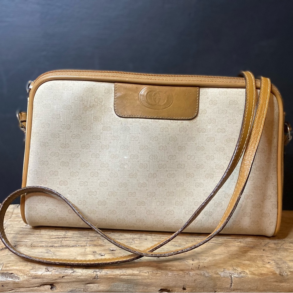 Vintage Authentic Gucci 10x6 cross body
Gucci
Size: OS